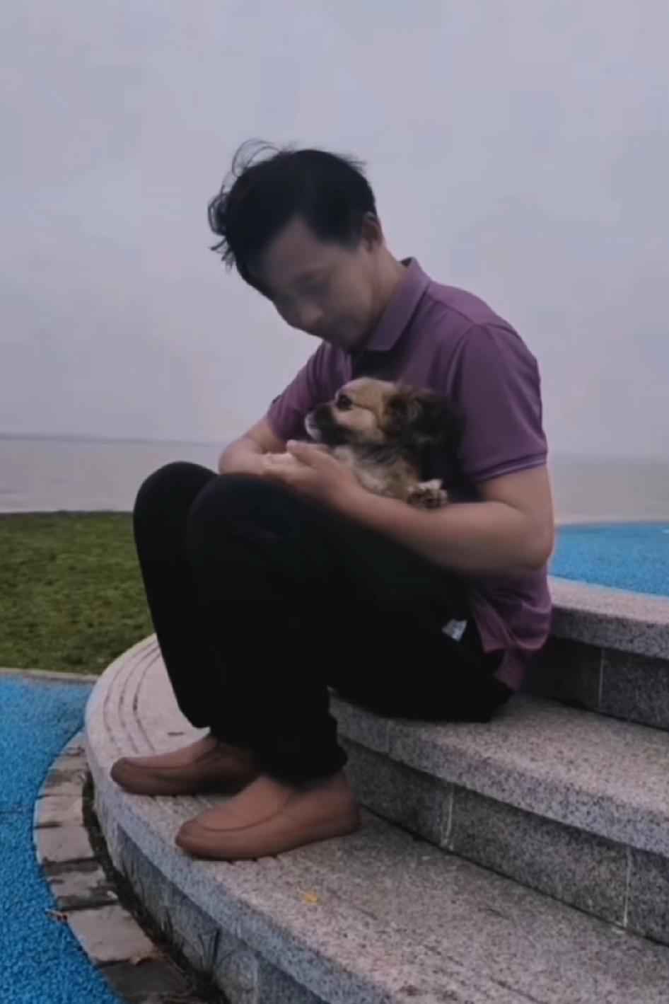 老天爷会照顾他的，太善了，现实人没一个做得到，可能他觉得救狗比救众生容易些沈先