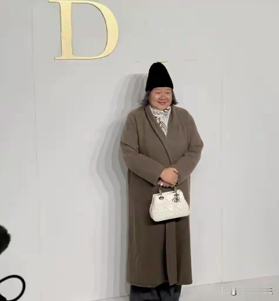 做时尚杂志的洪晃并不时尚洪晃做着时尚的事业。耳濡目染她也没有时尚感