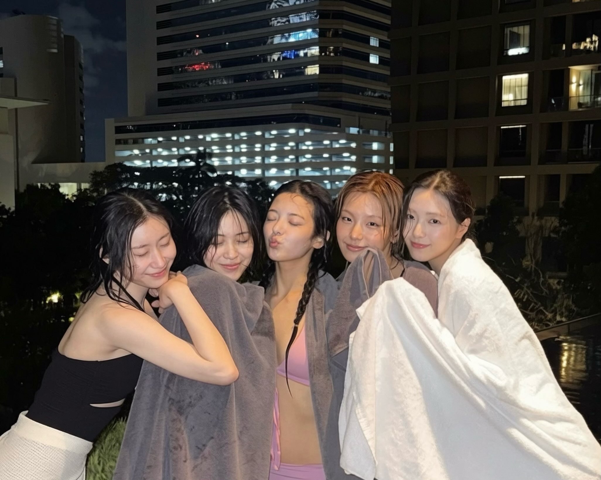 Yuna申有娜INS更新🖤🩵