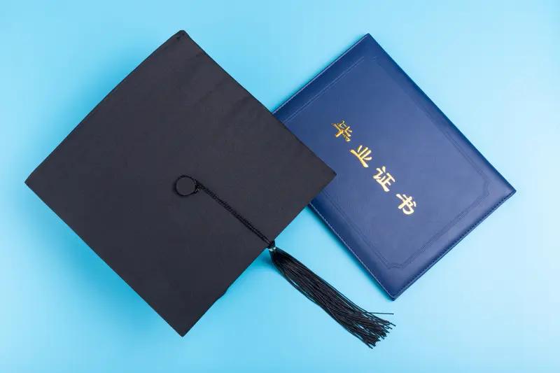 出来工作，学历和能力都重要，但不同阶段作用有别。学历是敲门砖。很多大企业招聘，