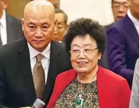 1995年，陈丽华和儿子商量生意的问题，迟重瑞突然插了一句。只见，陈丽华瞬间变了