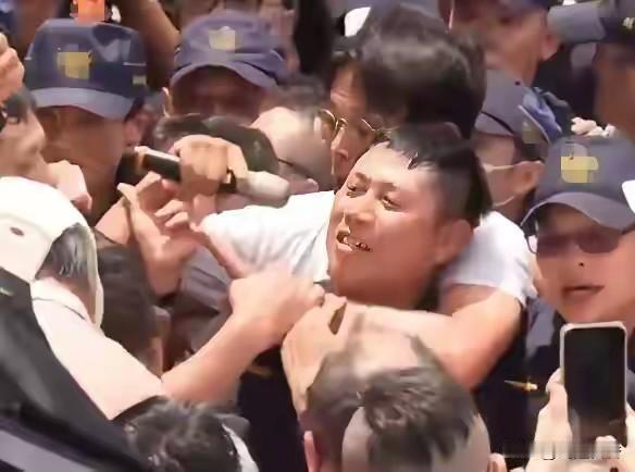 民进党又在公开造谣了，民进党民代林俊宪造谣说，民众党主席黄国昌勒警察脖子，让人触