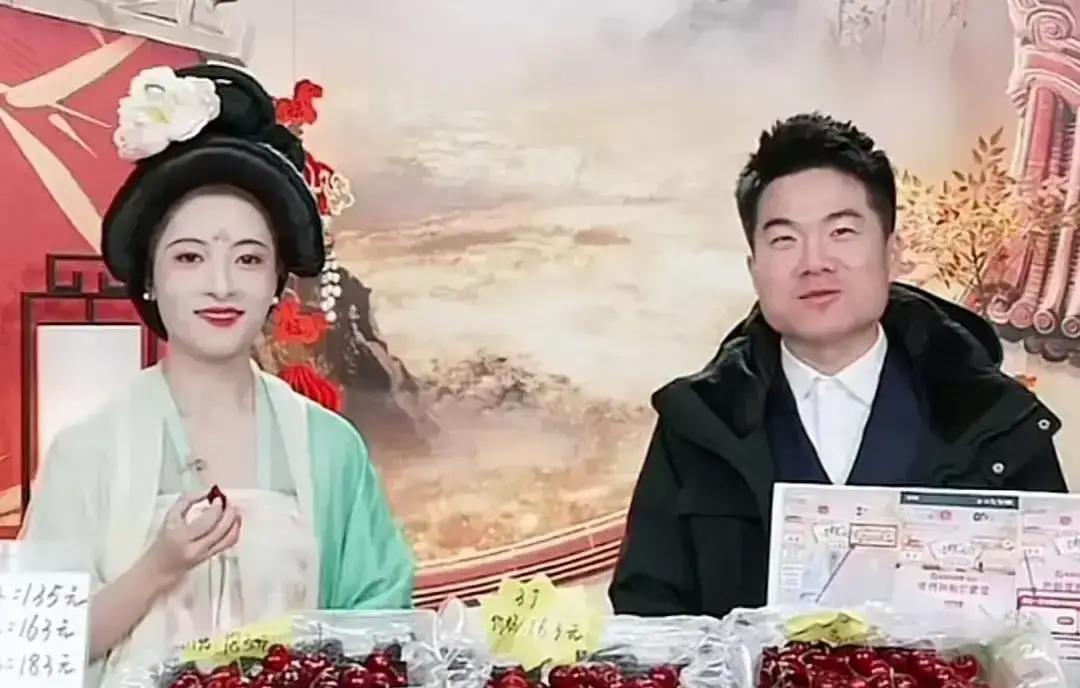 脸红一次卖8500万董宇辉在西安被同事一句“帅哥哪来的”逗得耳根通红，12