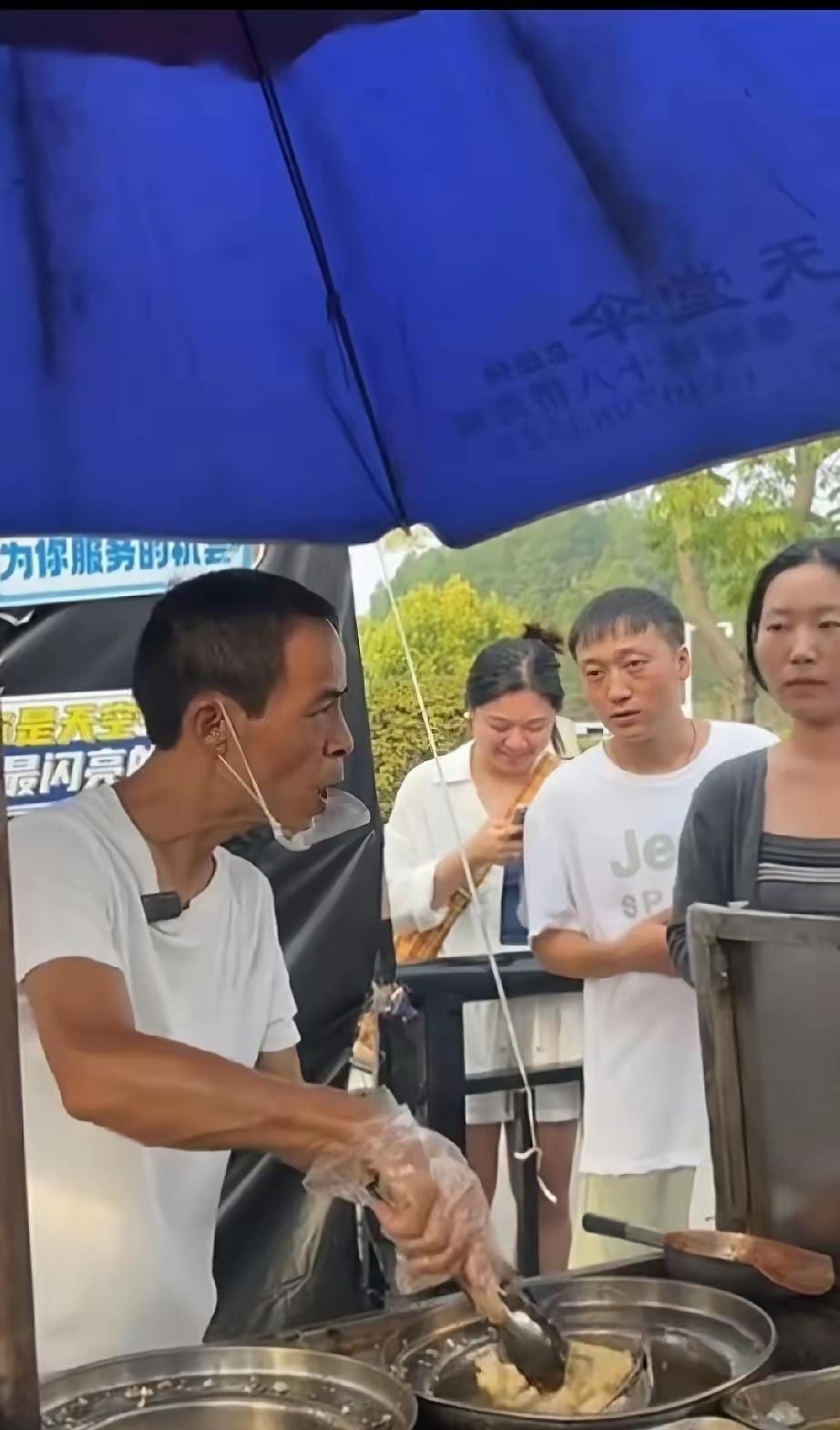 江西鸡排哥的“爆红潮”来得猝不及防——曾经排到街角的队伍不见了，如今固定的摊位前