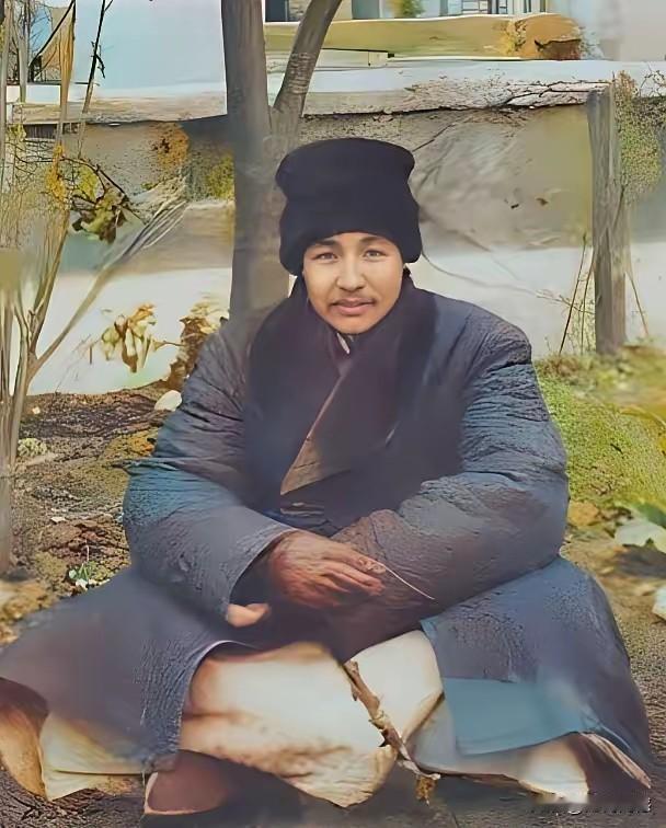 乍一看，这个人长得有点像诗人顾城，仅是长得像而已，其实并不是故城，从这个人的穿着