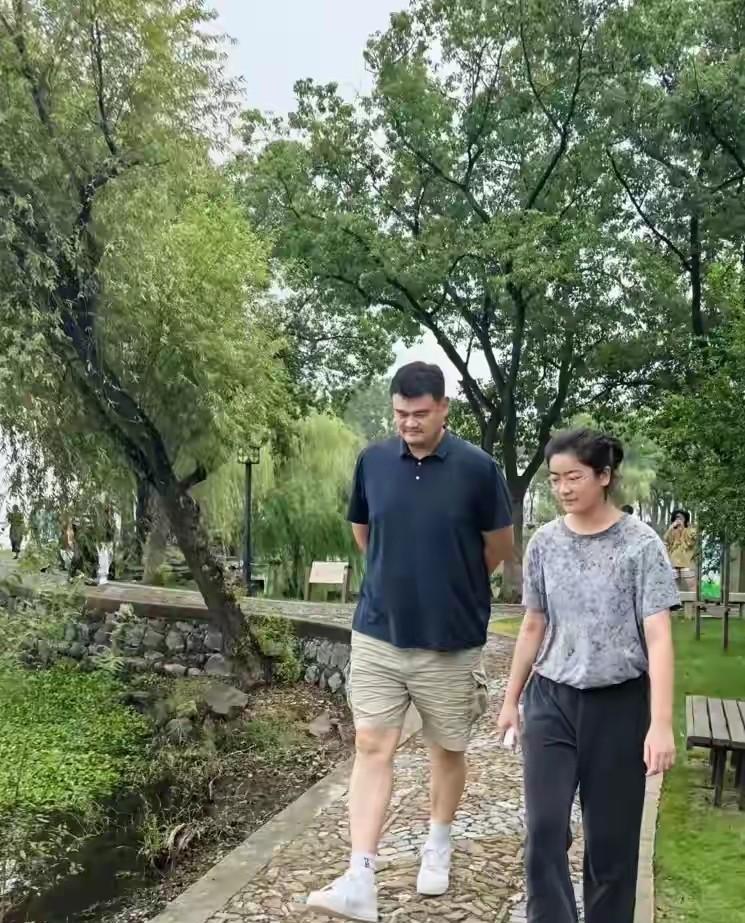 姚明带着女儿逛公园和姚明站在一起，看到不算高，其实也快2米了...！[捂脸