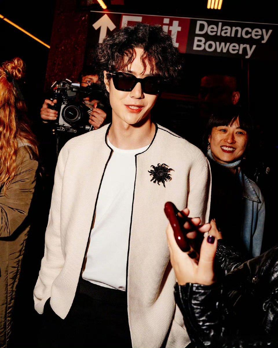 王一博CHANEL大秀镜头美版vogue拍的王一博王一博CHANEL大秀镜头?