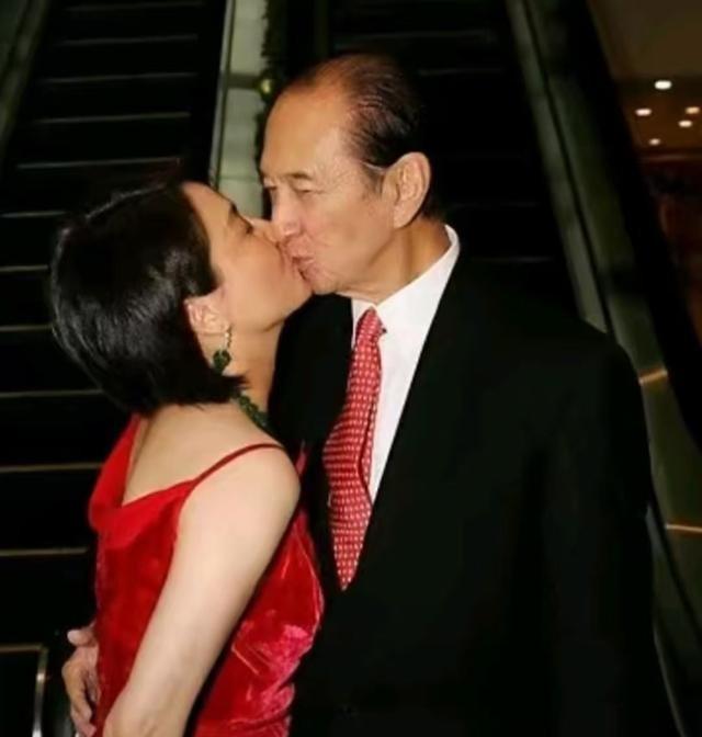 1986年，已经65岁高龄的赌王何鸿燊，和年仅26岁的梁安琪热吻。当时的梁安琪还