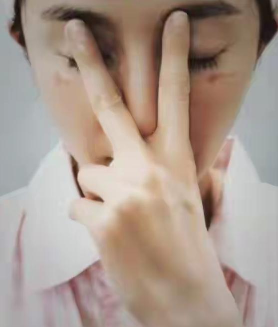 杨幂和赵丽颖一夜之间都上热搜。主动晒照片说自己脸受伤了。赵丽颖又被街边偶遇，她被