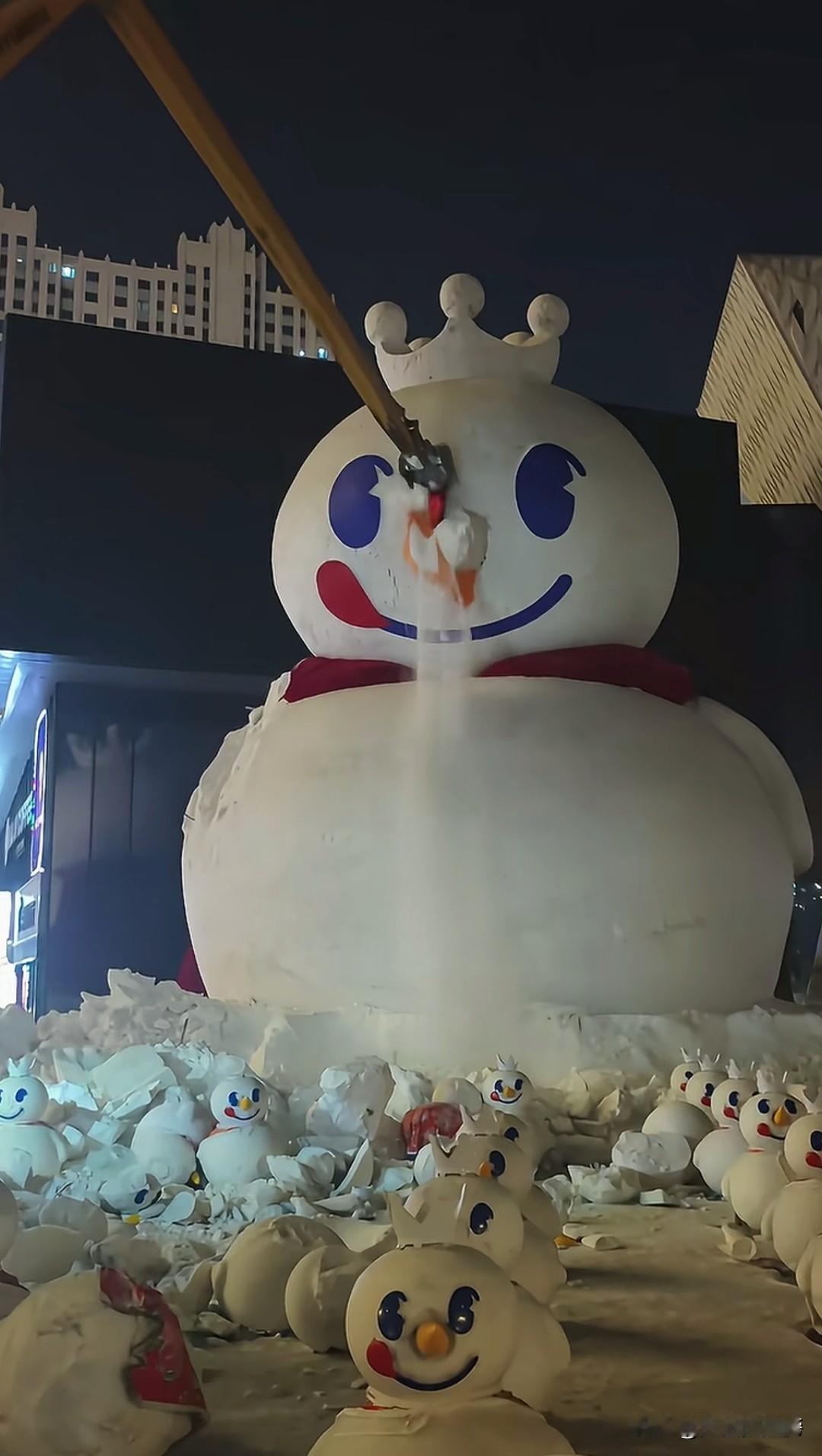 哈尔滨的冰雪大世界的雪人还没过年都开始拆了，好可惜噢，过完年再拆该多好呀。唉！