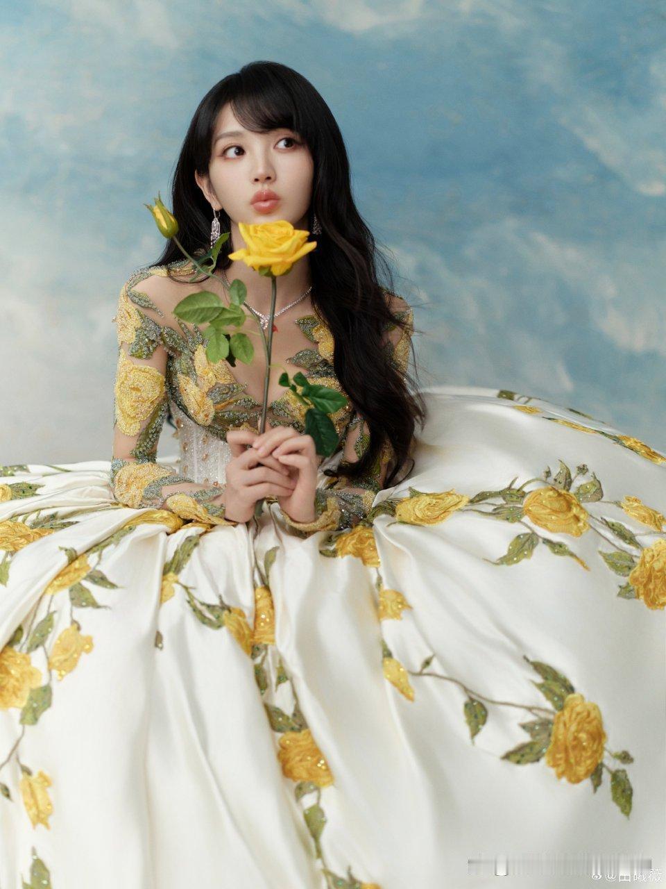 田曦薇身着黄玫瑰元素礼服致敬刘亦菲，icon角色的长尾效应🈶​​​