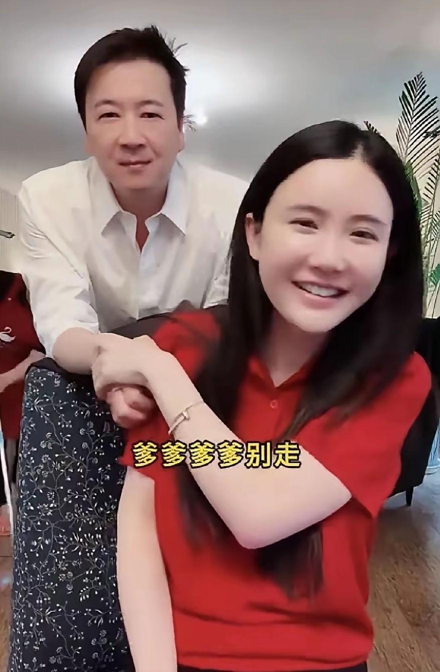 杨钰莹被这个女人讽刺年龄大，声音像羊叫。可是，她的老公一点不管，任凭老婆消费前任