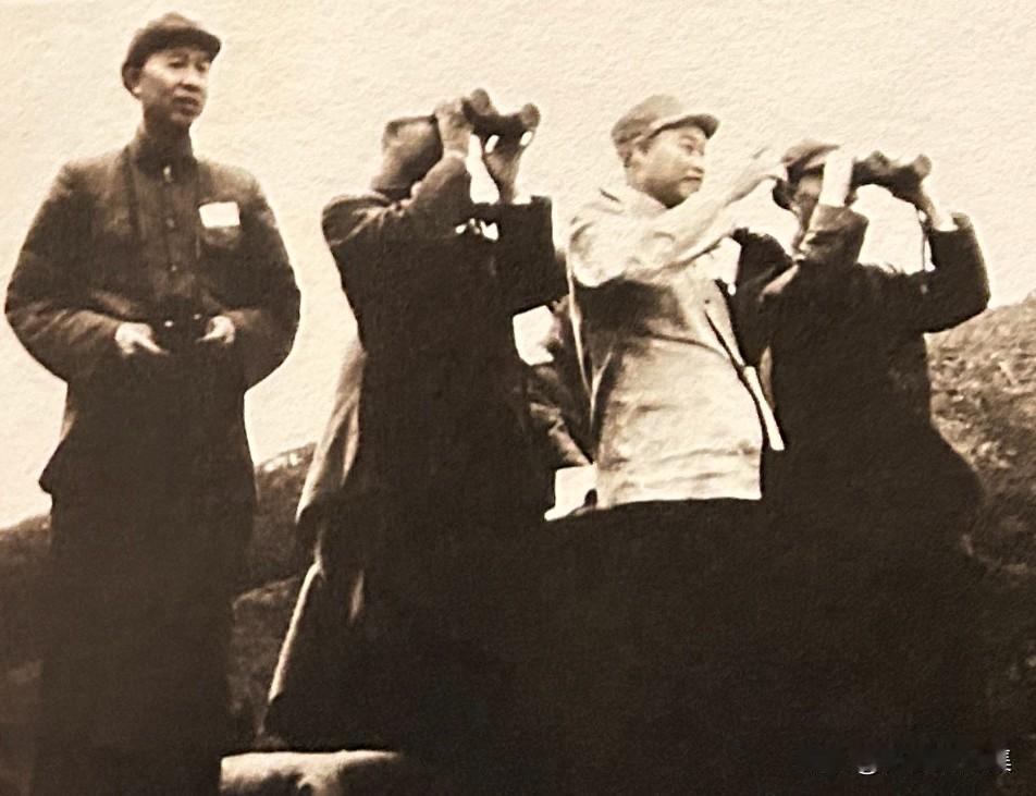 1953年7月金城战役期间，志愿军第二十兵团政委王平与兵团司令员杨勇等领导在前线