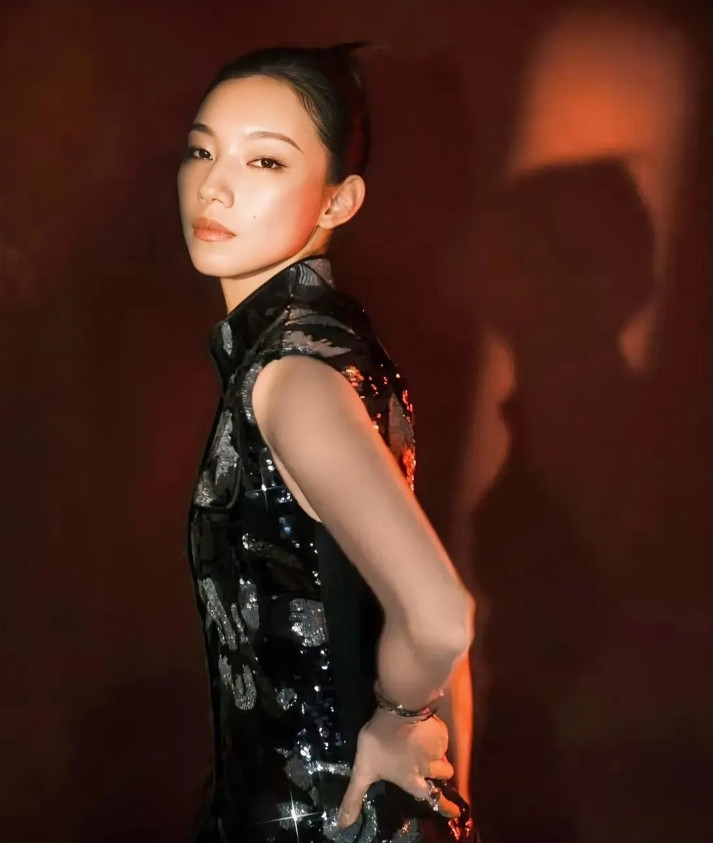 现在那尔那茜已经慌了原因很简单内蒙教育厅开始彻查了，吴京的新电影也除名了，各