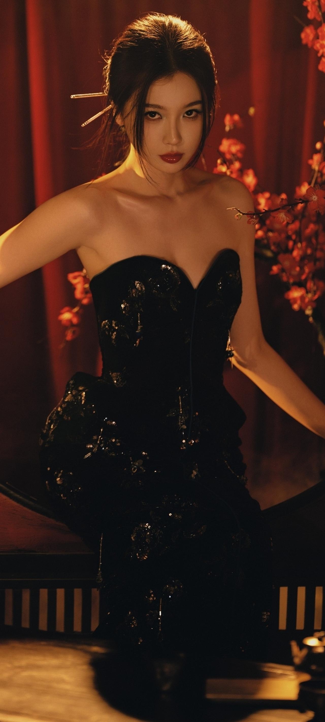 虞书欣的新中式，真的把东方冷艳感焊在了骨子里。红墙暖光，黑裙鎏金，发簪挽起的