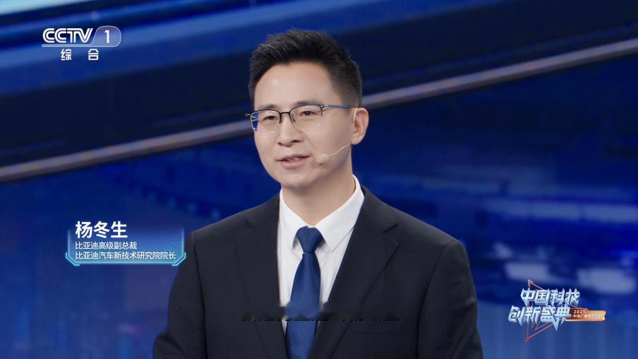 央视科晚果然藏干货，比亚迪二次亮相直接把智能驾驶玩明白了～现场演示的三面夹击泊