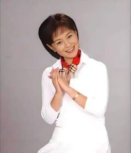 鞠萍姐姐今年儿童节退休1984年，18岁的你走进中央电视台，成了第1位专职青少