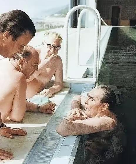 1977年，勃列日涅夫正在游泳。突然，他的烟瘾又犯了。3名警卫赶紧点上香烟，勃列