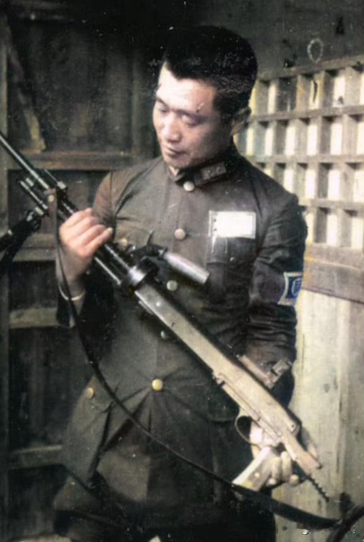 抗战时期，时任国民革命军第200师师长杜聿明将军，手持一挺从被击毁的苏制T-26