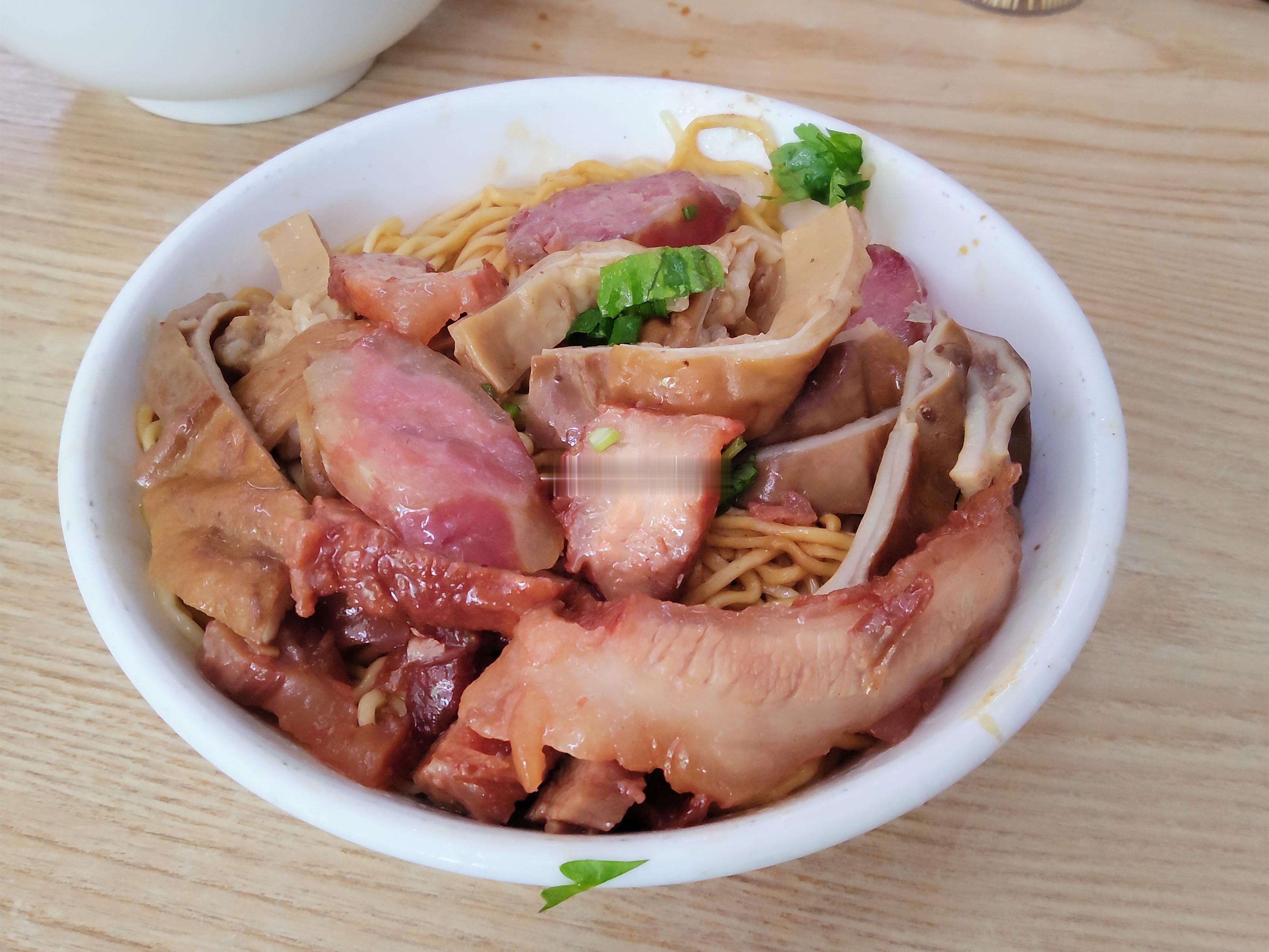 揭阳一家生意很好的干面店，叫亚喜面店，一直想去，这回刚好就在我入住的酒店附近，走
