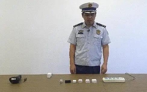 充电器不拔=埋“定时炸弹”！每年因它引发火灾超万起，你还敢懒？你家插座上是不是