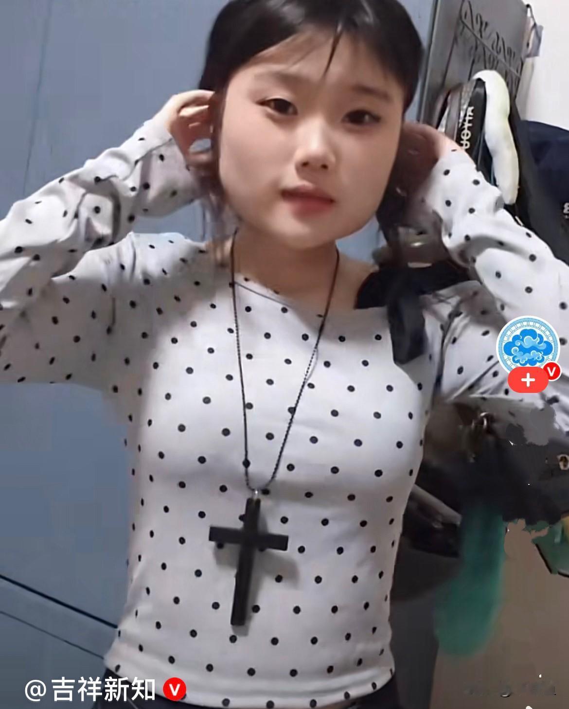 镜头前一位小姐姐留着过下巴的温柔发型，精致小巧的巴掌脸，眉眼清秀，乖乖甜甜的，对