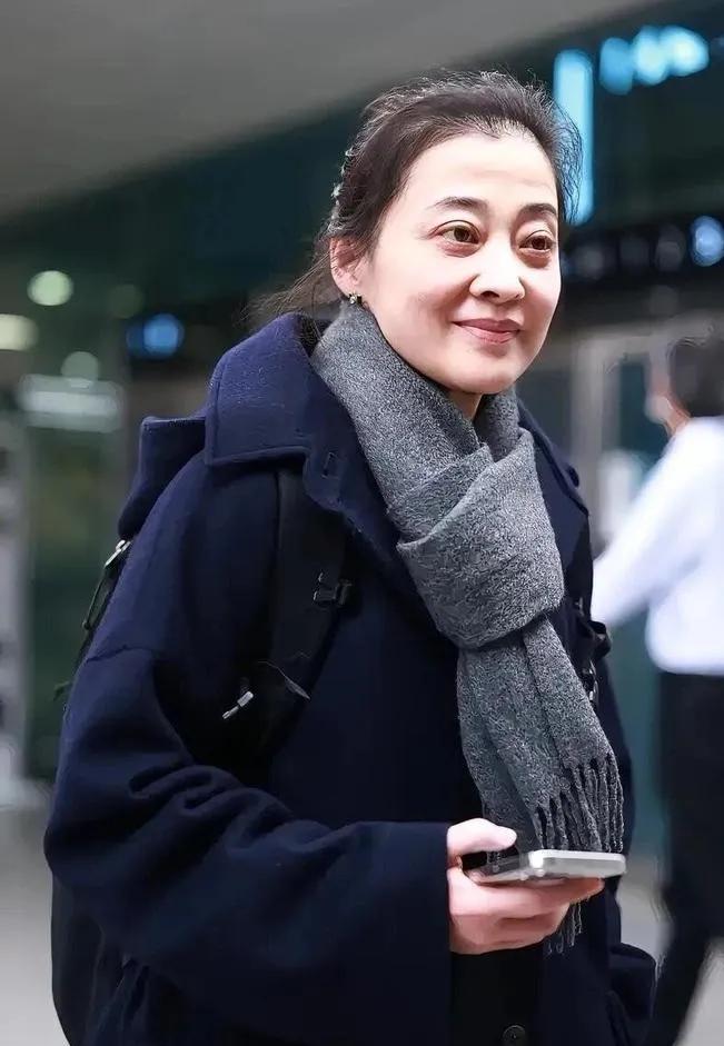 ✨梅婷的机场穿搭，把舒适和时髦穿在了身上！50岁的梅婷现身机场，她的穿搭