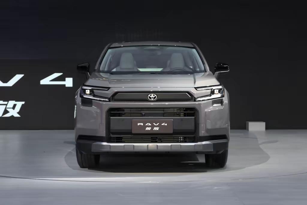 大家好！我是阿黑，一个普通车迷。昨晚蹲了新一代RAV4荣放的发布会，心情有点复杂