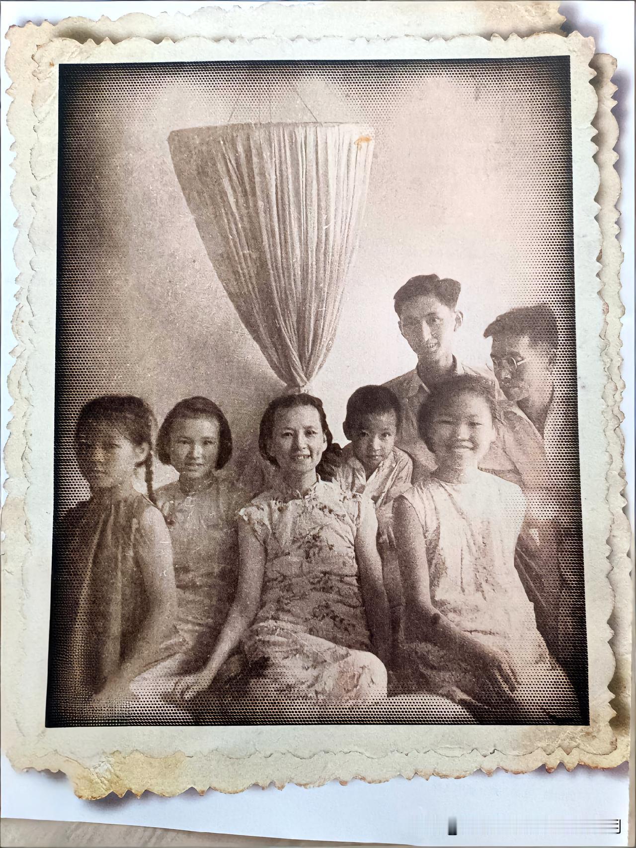 林徽因这一家：抗战时期唯一的一张全家福这张泛黄的还有当年相纸波浪花边的照片，