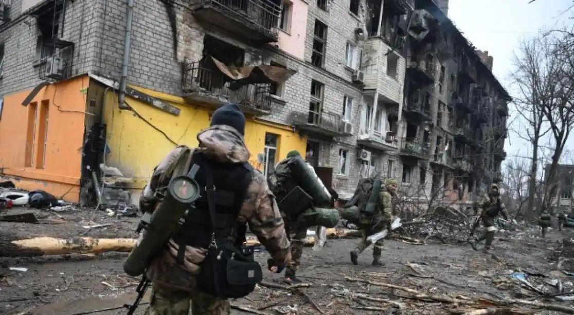 战争没有仁慈！美国打伊拉克，绞死萨达姆，没有仁慈美国打利比亚，羞辱扎卡比，没