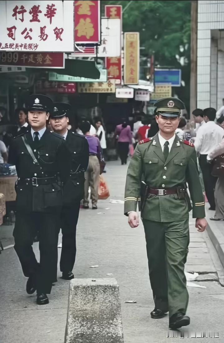 上世纪90年代，香港回归之前。在深圳与香港的边境地区，内地的武警战士和香港警察
