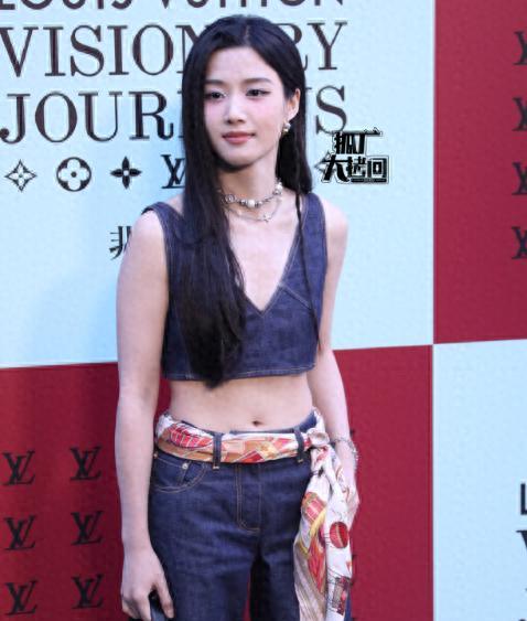 对钟楚曦改观了，她还真是不走寻常路。LV上海走秀红毯，参加的明星们各个让