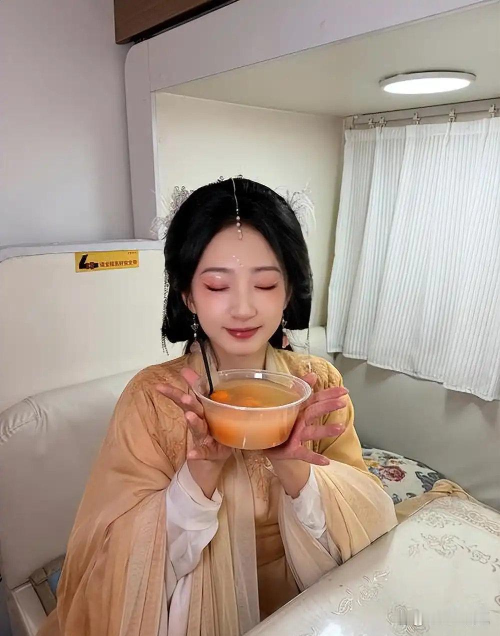短剧“一哥”恋情曝光！深夜与谭盐盐聚餐后同回住处，一路有说有笑画面甜蜜​