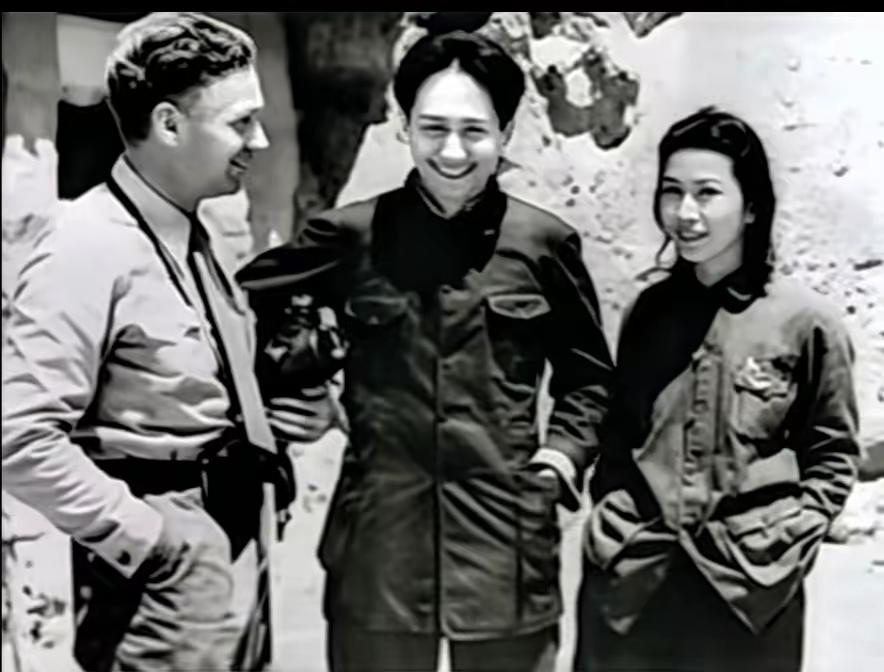 毛主席笑容满面，风度翩翩！延安窑洞前，毛主席和一个外国人在热烈的交谈着，笑声里