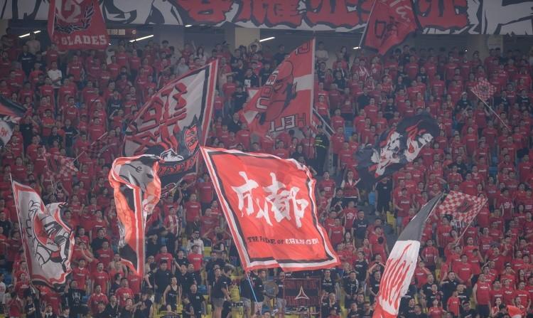 成都蓉城球迷也是奇葩，如果真的赶走投资人吴博，对成都蓉城未必是好事。据媒体报道，