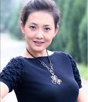 2007年，牛莉生下一女，在一次吵架的过程中，她怒气冲冲地问老公刘亚东："你比我