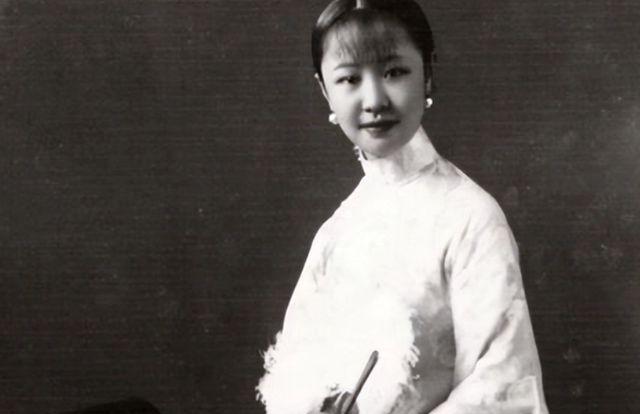 1955年，章士钊在北京菜市场闲逛，看到一卖卷烟的妇女，大吃一惊，连夜给毛主席写