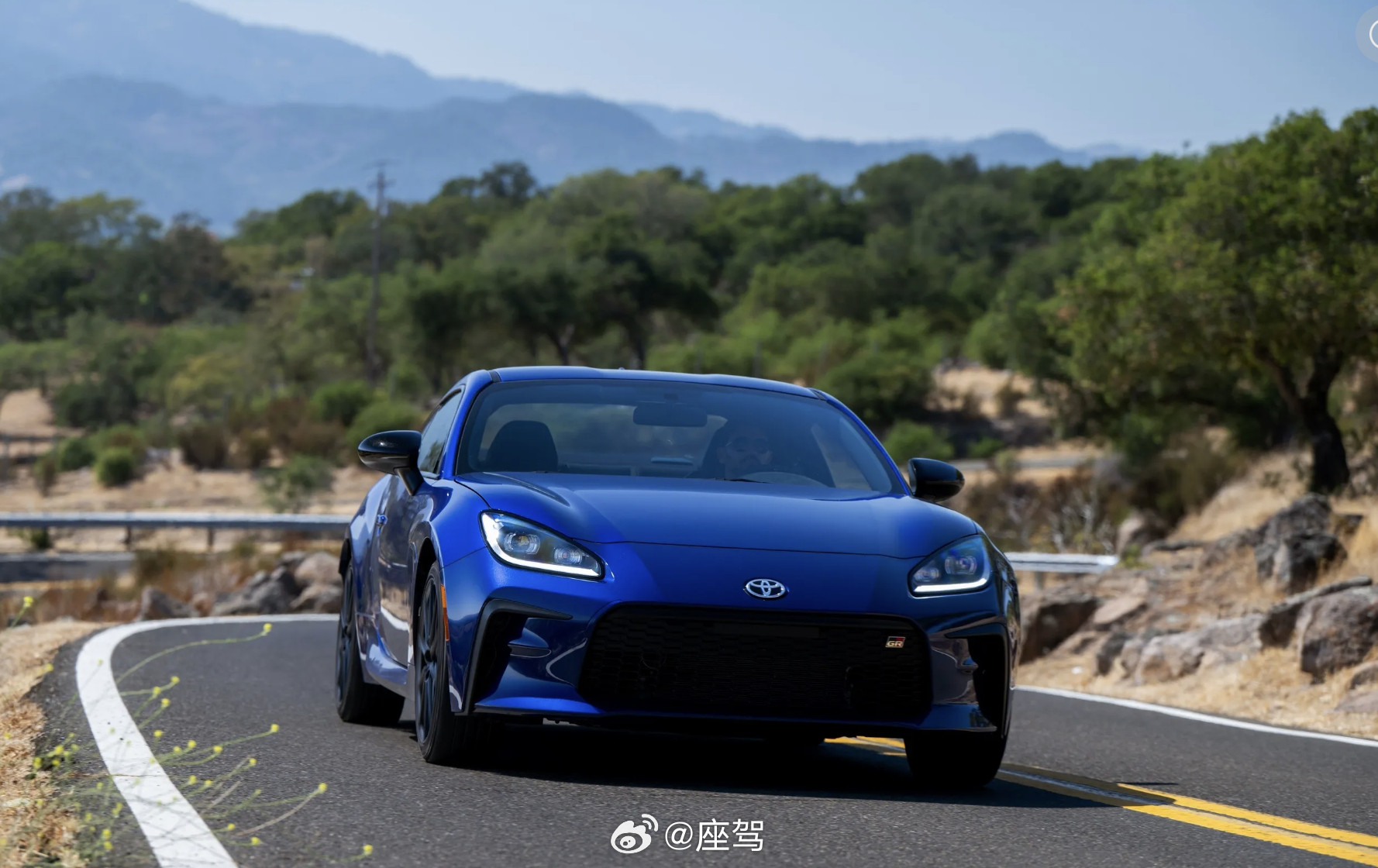 丰田正式发布了新款GR86。新车虽未大改款，但工程师针对操控和安全进行了多项“重