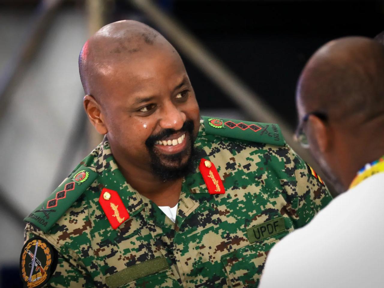 乌干达军方一号人物、总统亲儿子穆霍齐・卡内鲁加巴，在海外社交平台下达最后通牒，公