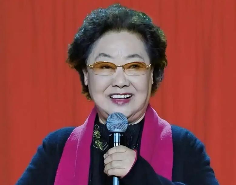 郭兰英97岁离世那天，不怎么见面的亲戚闻讯而来，侄女郭世珍连屋都没让进。她攥着那