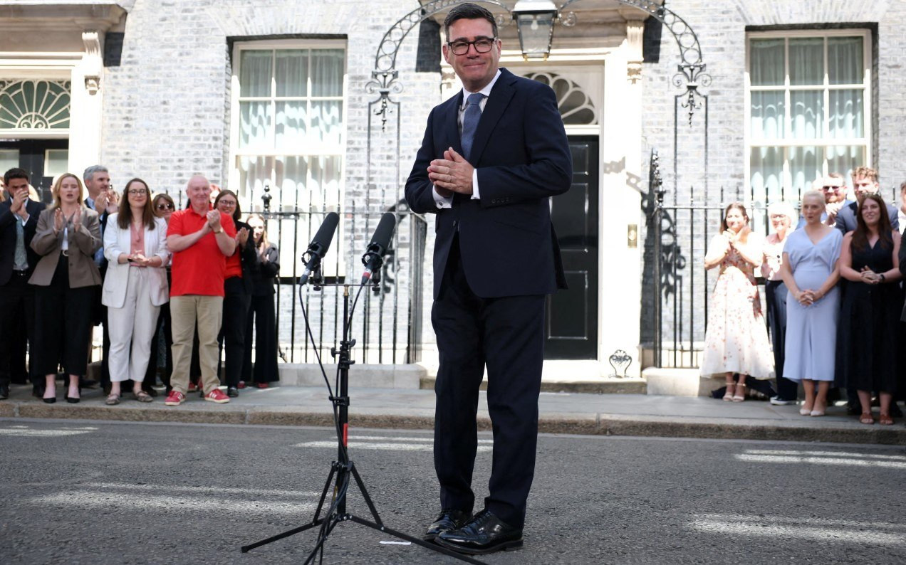 安迪·伯纳姆成为英国首相，也是过去十年中的第七位政府首脑他已经就新职举行了首次新
