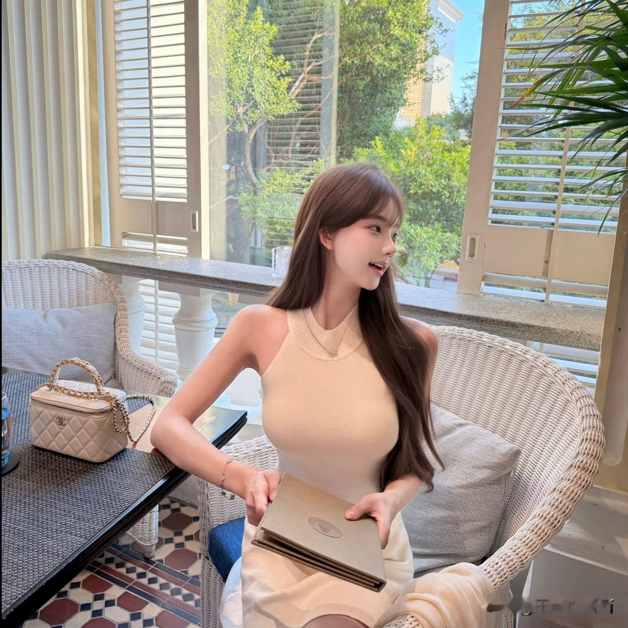 微风轻扬，偶遇你的温柔笑意。浅浅一笑，便落心尖。原来心动，只在一眼之间。魅