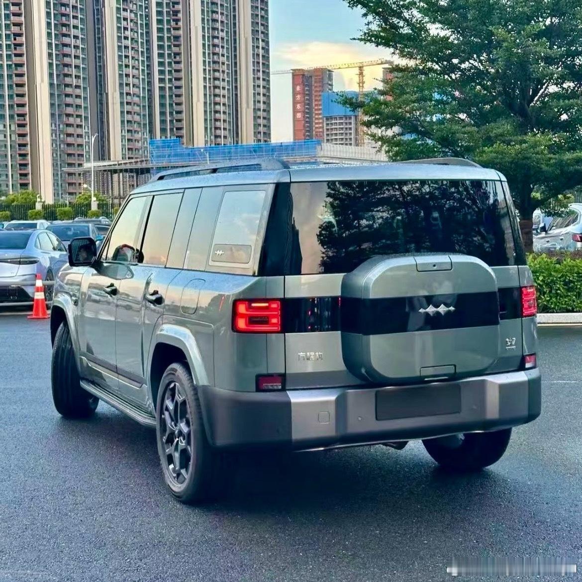方程豹钛7实车图曝光黑色轮眉和车身色的这种配置隔断挺不错[doge]两种不同的视