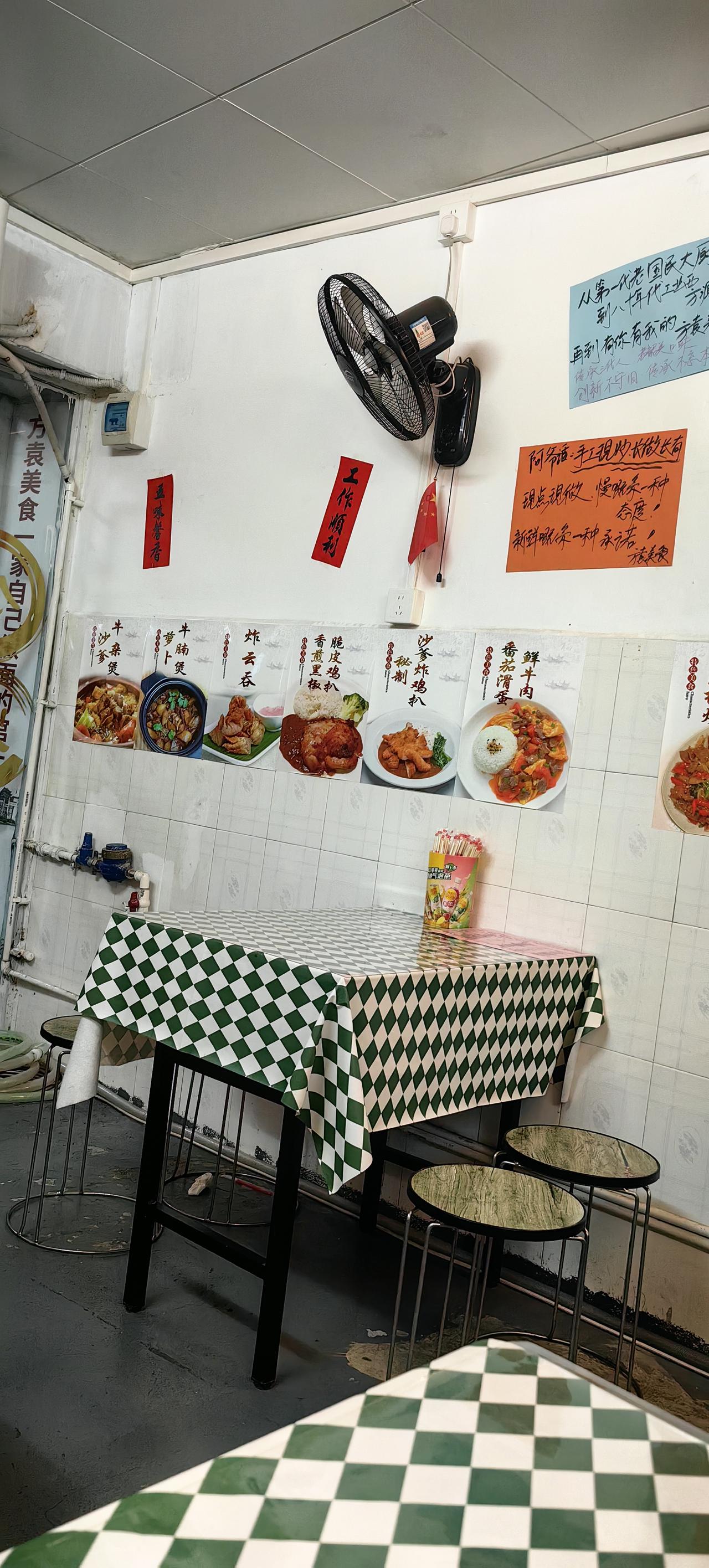 一家小餐厅的老板娘在吐槽客户，我这里的东西便宜得不能再便宜了，还要我跪式服务。这