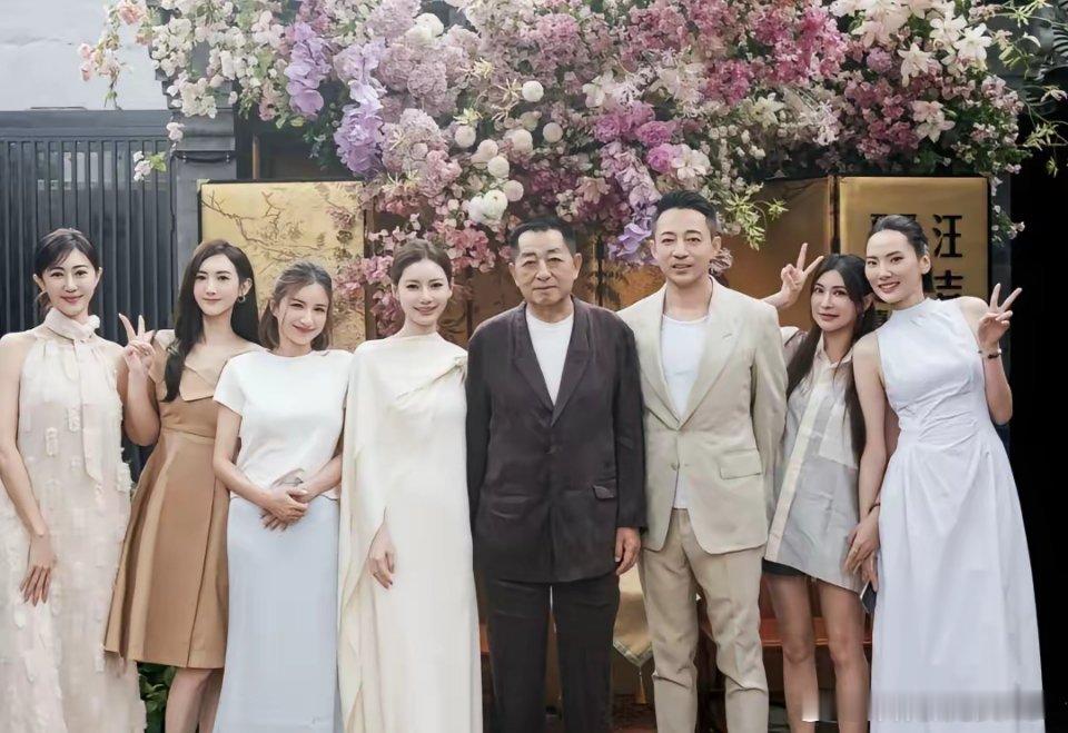 马筱梅闺蜜晒汪宝百日宴现场照，汪小菲爸爸“汪大爷”来了，老爷子穿棕色西装一脸慈爱