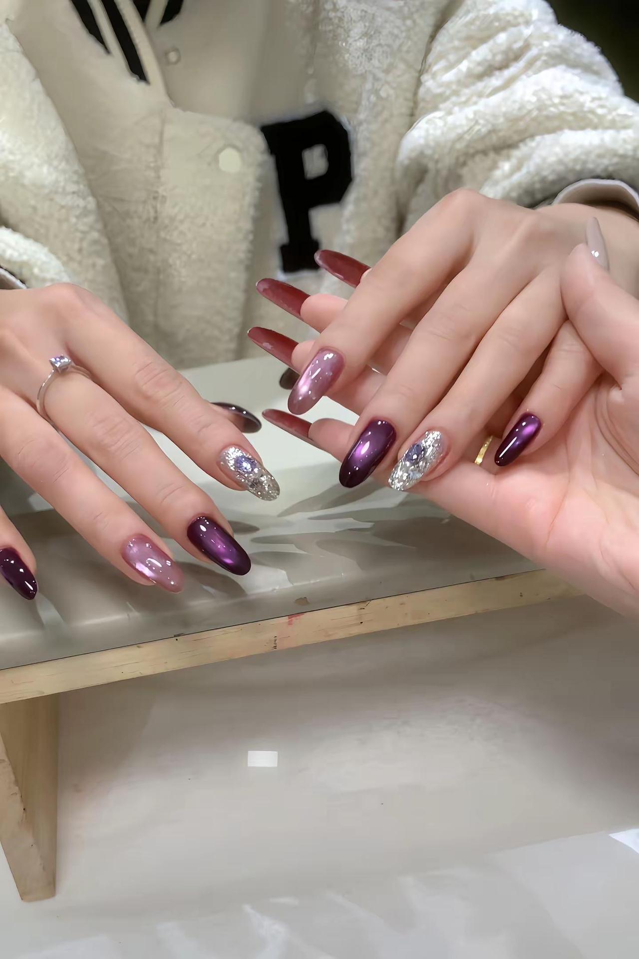 被这个紫色猫眼美到了！🔮💜。一定要试试紫色猫眼美甲！！！紫色真的很有韵味！哈