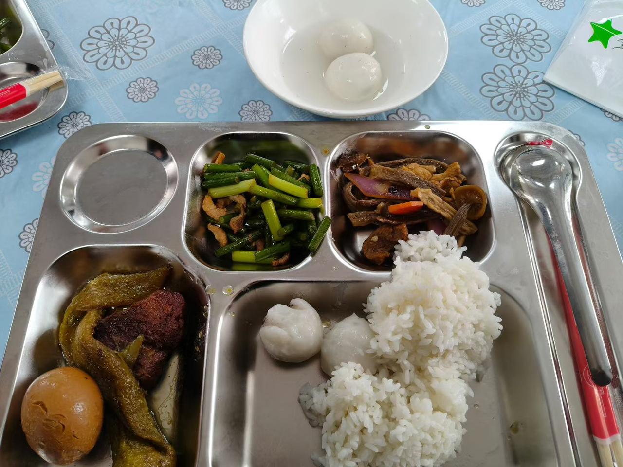 美味午餐大赏：肉香四溢、蔬菜爽口、米饭香软，满足你的味蕾！🍛🥗🍖