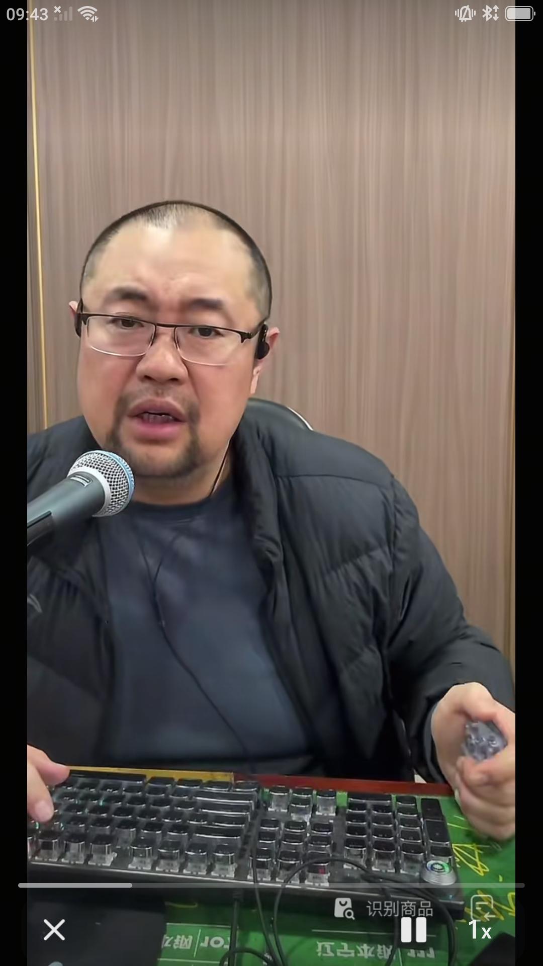 【辽宁自媒体人贾队长在直播间与球迷聊天，分析辽篮季后赛可能遇到的对手。】老贾说: