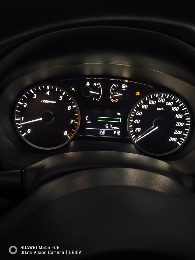 最终还是选择经典轩逸买车的第五天，油耗被我开到5.5个油，确实油耗低，目前跑了