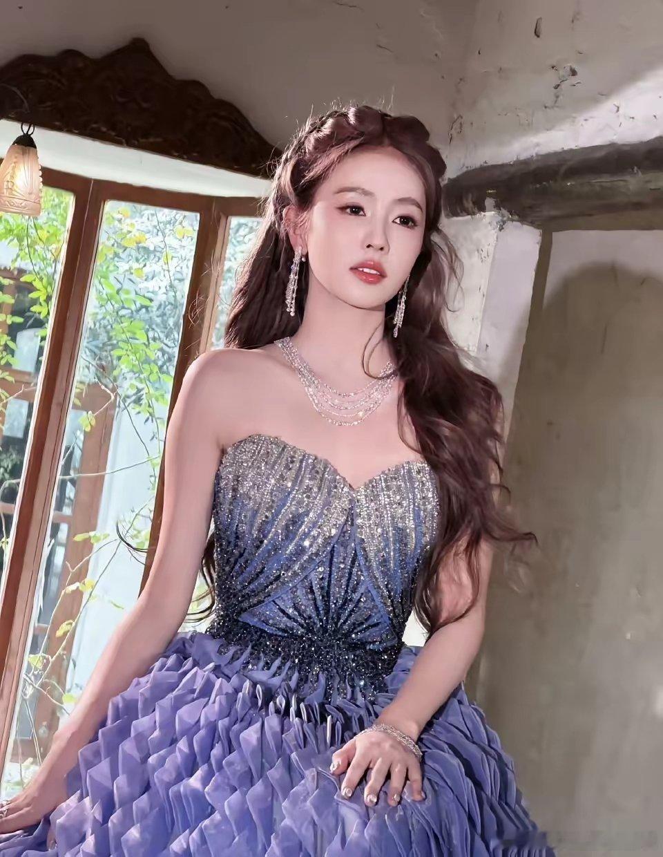 白鹿的“三年三部剧”：从被质疑到凭实绩封神​​微博视界大会上，白鹿斩获“年度榜样